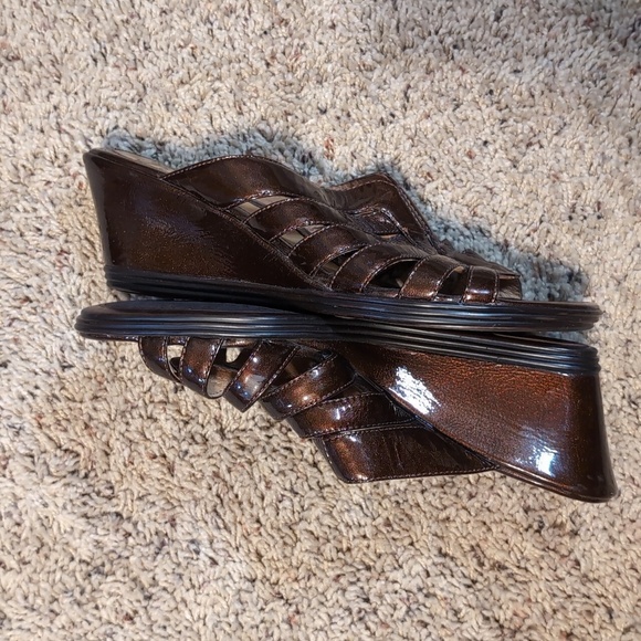 SOFFT Brown Metallic Patent Leather Wedge Sandals SZ 7M - Picture 6 of 9